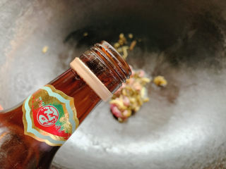 8、雪菜肉丝面,加料酒激发香味。