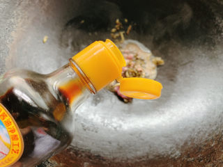 9、雪菜肉丝面,加酱油调色提鲜，雪菜酱菜带少许咸味，所以酱油酌情添加。