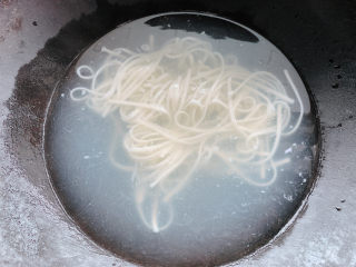 11、雪菜肉丝面,挂面提前在沸水中捞一下。