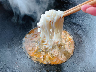 12、雪菜肉丝面,沥干水分，加入雪菜肉丝汤中。