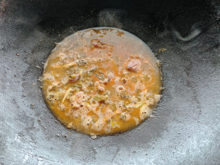 10、雪菜肉丝面,加入清水或高汤。