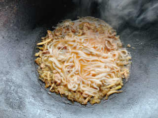 13、雪菜肉丝面,小火沸腾煮开。