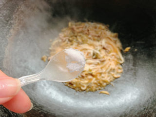 14、雪菜肉丝面,最后再加入味精提鲜。