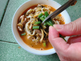 15、雪菜肉丝面,撒葱花点缀提香。