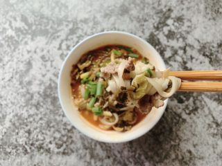 17、雪菜肉丝面,入秋气温变凉，来上一碗带汤水的面，那是最好不过了，而且还如此简单。