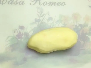 1、油炸小零食,准备一个小土豆去皮