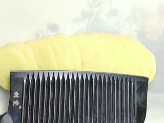 2、油炸小零食,切成薄片