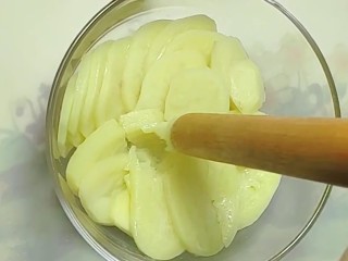 3、油炸小零食,上蒸锅蒸熟，用祖传的擀面杖捣成泥