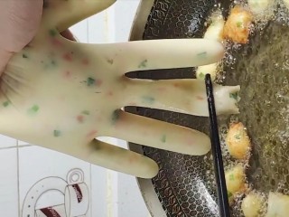 7、油炸小零食,油温六成热，剪一个小口挤入锅中，小火慢炸