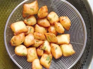 8、油炸小零食,炸至金黄酥脆浮起捞出控油