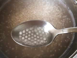 3、香甜奶椰红豆西米露,西米会一点一点变透明，等还剩一点点白心的时候，关火，盖上盖闷个十分钟就差不多好了