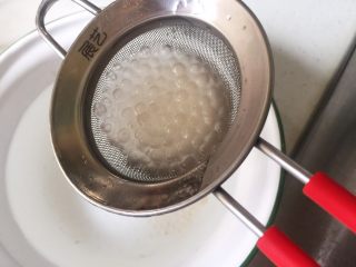 5、香甜奶椰红豆西米露,事先准备一碗凉白开，冰的最最好，把煮好的西米全部放进去，然后放在一边等它冷却