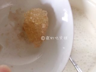 8、香甜奶椰红豆西米露,牛奶和椰浆放入锅里烧开，然后根据个人口味放入适量冰糖（白砂糖也可以）