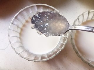 9、香甜奶椰红豆西米露,烧开后的牛奶椰浆倒入小碗中，舀入西米