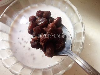 10、香甜奶椰红豆西米露,再加蜜红豆，搅拌一下就可以食用啦