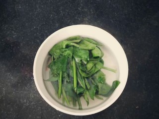 2、鸡蛋包饭,菠菜用热水烫洗数遍。