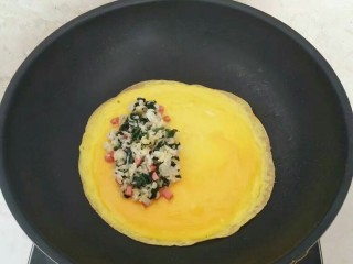11、鸡蛋包饭,放入适量蔬菜饭。