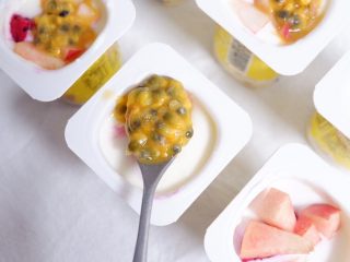 4、酸奶杯水果冻,往酸奶杯里依次加入车厘子、火龙果、桃子、百香果