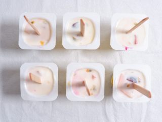 5、酸奶杯水果冻,插入冰棍条，放入冰箱冷冻4小时以上