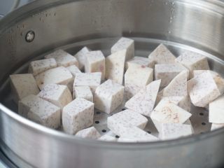 2、自制香芋西米露超好吃，甩糖水店几条街,1､芋头切小块，放到蒸锅里蒸熟。