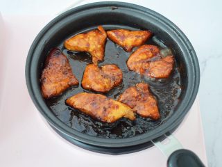 13、蜜汁鸡胸肉,小火煎至两面表面金黄色，捞出即用食用