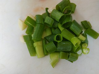 8、西红柿西葫芦炒肉片,葱切小段，蒜切片