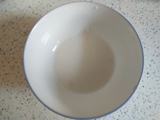 9、西红柿西葫芦炒肉片,小碗中放入适量淀粉，适量清水，调成淀粉汁