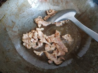 10、西红柿西葫芦炒肉片,锅中放入适量植物油，烧热，放入肉片翻炒至变白，盛出待用