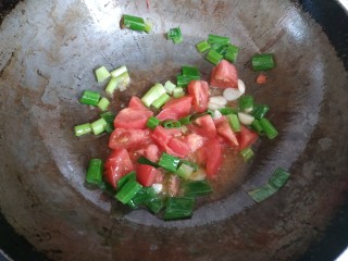 12、西红柿西葫芦炒肉片,放入西红柿翻炒出红汁