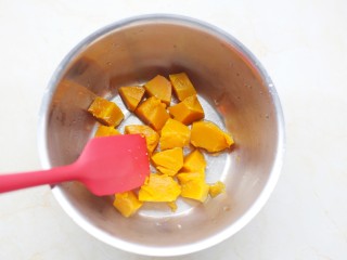 3、南瓜燕麦饼,趁热碾成泥。