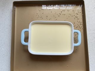 7、奶香焦糖布丁,烤盘中加冷水