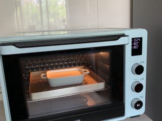 8、奶香焦糖布丁,送入烤箱180度，烤20-25分钟