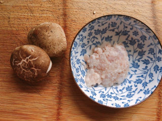 1、香菇蒸肉饼,主要食材如图所示，香菇、肉沫