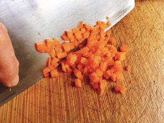 2、香菇蒸肉饼,准备适量胡萝卜丁