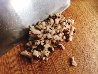 3、香菇蒸肉饼,香菇泡水洗净，切碎成丁备用