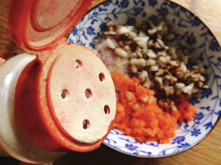 5、香菇蒸肉饼,将三者混合，加适量胡椒粉去腥