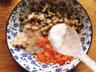 8、香菇蒸肉饼,加少量盐调味