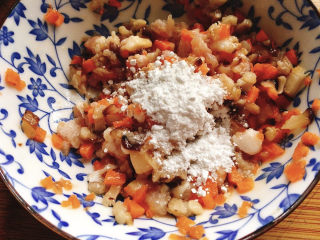 14、香菇蒸肉饼,最后加适量淀粉，搅拌均匀，让肉沫更粘稠，蒸完更成型。