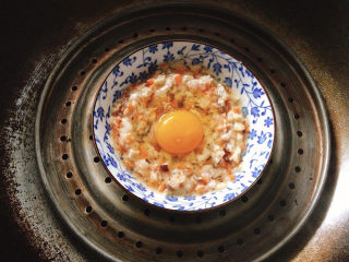 18、香菇蒸肉饼,而后蒸锅上汽，将瓷碗入锅中，中火蒸15分钟左右。