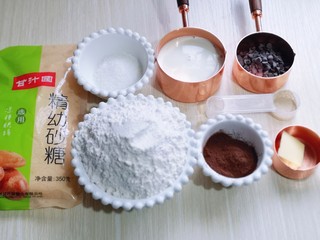 1、懒人必做～巧克力贝果,准备所有食材并称重，切记糖是两份，一份是面团的，一份是煮贝果用的。