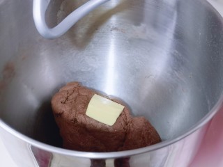 3、懒人必做～巧克力贝果,这时面团处于扩展阶段。加入室温软化的黄油，启动厨师机2档揉面15-20分钟，揉到有了不容易破的手套膜即可。
