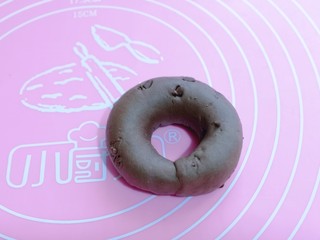 9、懒人必做～巧克力贝果,这样巧克力贝果胚就做好了。