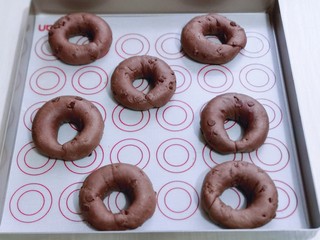 10、懒人必做～巧克力贝果,依次做完，再次用湿布盖上，室温醒发20分钟！（注意是湿布，保持贝果胚的湿度）