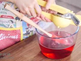 5、草莓布丁杯,煮好的果汁倒入碗中，放入细砂糖，挤入柠檬汁，倒入葡萄酒，放置一旁冷却待用