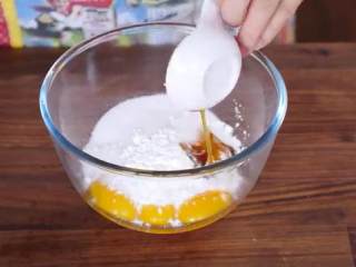 7、草莓布丁杯,往蛋黄中加入细砂糖、玉米淀粉、香草精搅拌均匀