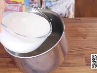 8、草莓布丁杯,把鲜奶油和奶油混合，倒入锅子里，用中小火加热不停搅拌，直至即将沸腾即可