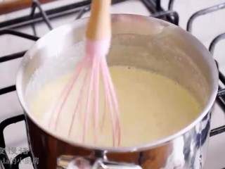 10、草莓布丁杯,再倒回锅子里，小火加热，不停搅拌，煮至浓稠立刻关火