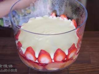 17、草莓布丁杯,倒入一半卡仕达酱，铺平表面
