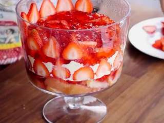 19、草莓布丁杯,用叉子叉碎冷藏过的果冻，倒在草莓上，再围一圈草莓片