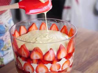 20、草莓布丁杯,把剩下的卡仕达酱倒入，时间充裕的话再放入冰箱冷藏